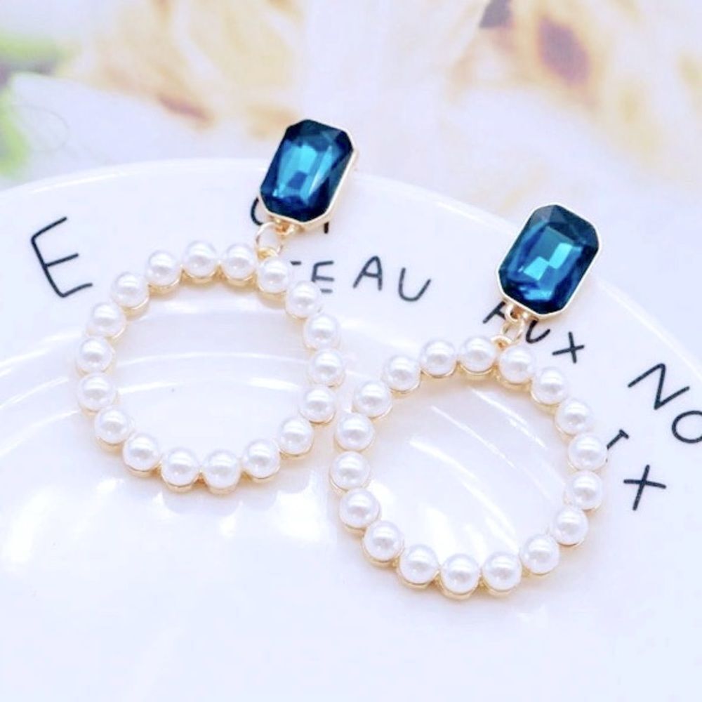 High-End Simulated Pearl Circle Earrings w Blue Gem